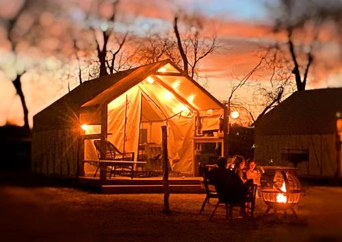 Lovely Riverside Safari Tent near Kingsbury, Texas - Ideal for a Glamping Getaway With Friends and F in Luling (TX)