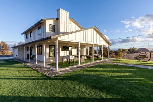 Heavenly Vacation Retreat with Sweeping Vineyard Views near Paso Robles Wineries in California – khách sạn tại Paso Robles