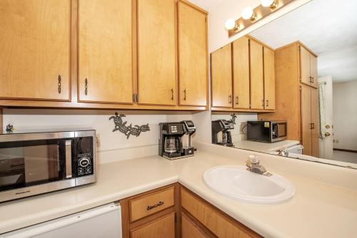 Ochlockonee River Cottage with Scenic Island Vista in Wakulla County, FL in Carrabelle