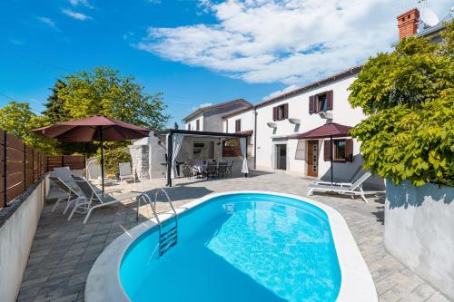 Villa Franka with heated pool – khách sạn tại Milohnići