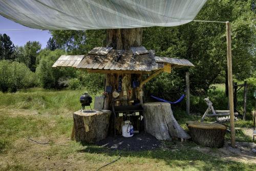 Гореща вана, Incredible Secluded Tipi Nestled Amidst Trees and Fire Pit Provided in Garden Valley, Idaho in Crouch