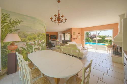FRGK Villa Claude Juan-les-Pins Luxury Stay with Pool & Ultra-Fast Wi-Fi in Trois Moulins