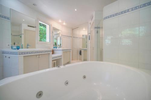 FRGK Villa Claude Juan-les-Pins Luxury Stay with Pool & Ultra-Fast Wi-Fi in Trois Moulins