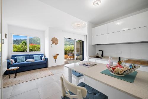 Quiet studio in new residence with pool & AC