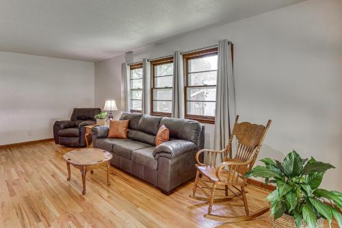 Fenced Yard & Patio! Shawnee Getaway 2 Mi to Dtwn in 멜리암 (KS)