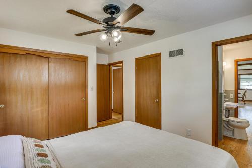 Fenced Yard & Patio! Shawnee Getaway 2 Mi to Dtwn in 멜리암 (KS)