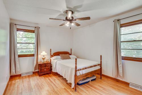 Fenced Yard & Patio! Shawnee Getaway 2 Mi to Dtwn in 멜리암 (KS)