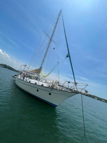 Velero en la Bahia in Portobelo