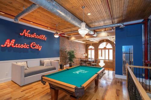 The Titan Penthouse Nashville-Rooftop Hot Tub Printer's Alley-steps to Broadway