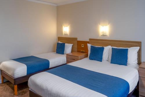 1 double bed, 1 twin bed