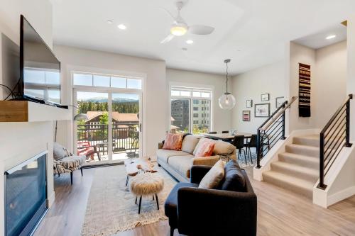 New Luxury Loft #5 - Huge Hot Tub & Great Views - 500 Dollars Of FREE Activities & Equipment Rentals Daily in Winter Park, USA