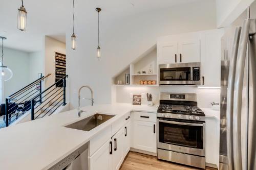 New Luxury Loft #5 - Huge Hot Tub & Great Views - 500 Dollars Of FREE Activities & Equipment Rentals Daily in Winter Park, USA