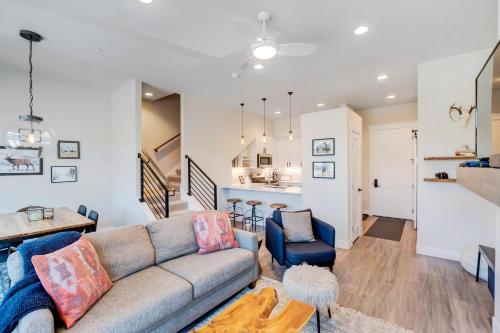 New Luxury Loft #5 - Huge Hot Tub & Great Views - 500 Dollars Of FREE Activities & Equipment Rentals Daily in Winter Park, USA