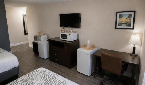 Regency Inn & Suites - image 36