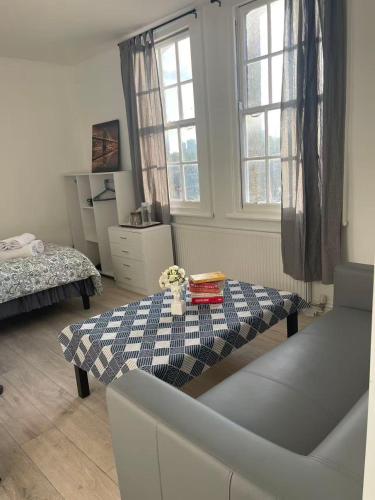 Spacious Room2 in Central London Elephant and Castle Station