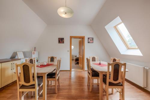 3 bedrooms, 7 beds