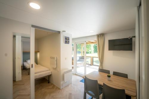 1 double bed, 2 twin beds