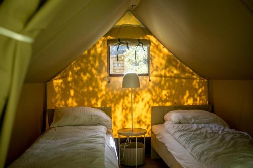 2 twin beds