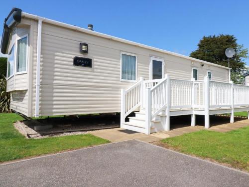Exterior view, The Oakley in Par
