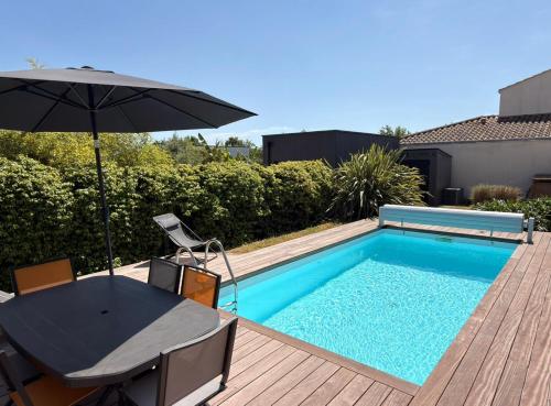 "AU BOIS DES AILES" Maison 6 personnes, internet wifi, piscine chauffée, jardin cosy
