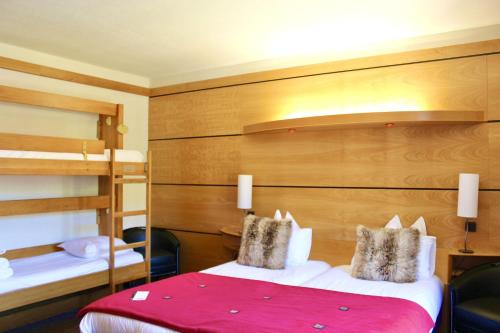 2 twin beds, 2 bunk beds