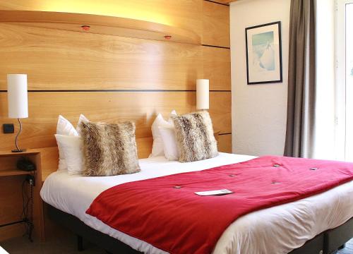 1 double bed, 1 twin bed