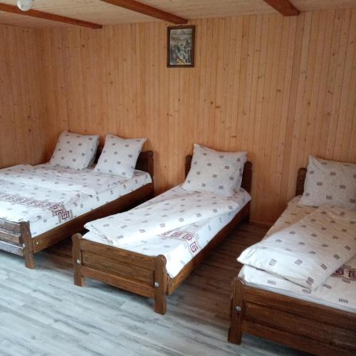 4 twin beds