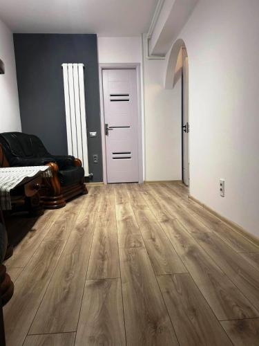 Vitan modern apartment sleeps 4 - image 10