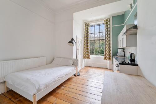 Guestroom, No 13 Georgian Shared House - By Clifton Short Lets in Bristol