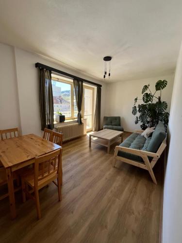 2 bedrooms, 7 beds