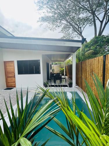 Peldbaseins, Casa Blanca avec piscine privée (Casa Blanca avec piscine privee) in La Garita Nueva