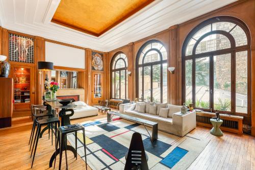 Par056 - Mansion-Style Apartment by Parc Monceau