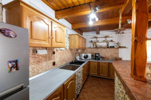 virtuve, Alpine Chalet - Ski & Lake Belis in Belis