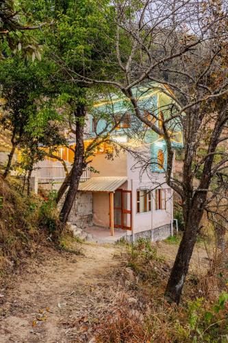 Cabin by The Woods - Mukteshwar - Authentic Forest Stay, Mukteshwar