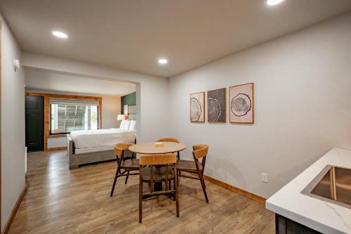 Cove Creek Lodge 103 Poolside Executive King Suite in Oakland (MD)