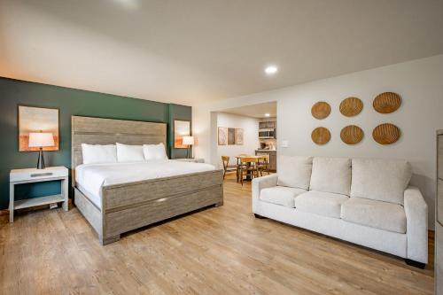 Cove Creek Lodge 103 Poolside Executive King Suite in Oakland (MD)