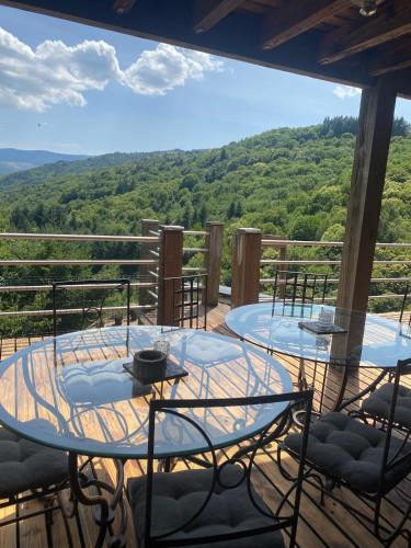 陽台/露台, Grand Chalet Cévennes avec vue sur lac de Villefort (Grand Chalet Cevennes avec vue sur lac de Villefort) in 普雷旺謝爾