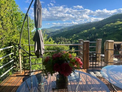 陽台/露台, Grand Chalet Cévennes avec vue sur lac de Villefort (Grand Chalet Cevennes avec vue sur lac de Villefort) in 普雷旺謝爾