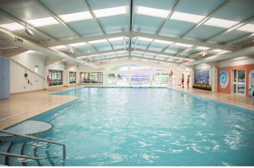 Swimming pool, Caravan Sleeps 5 - Decking Parking Pet Friendly in Marton