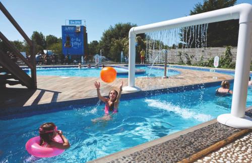 Swimming pool, Caravan Sleeps 5 - Decking Parking Pet Friendly in Marton