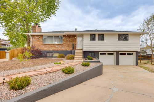 Walk to Palmer Park! Mtn-View Haven w/ Deck & Yard – khách sạn tại East Colorado Springs