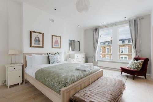 Luxury 3BDR Home with Terrace in West London - image 13