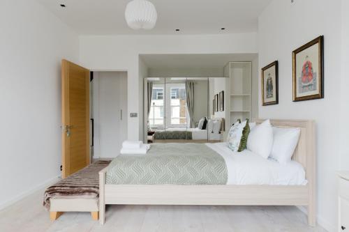 Luxury 3BDR Home with Terrace in West London - image 5