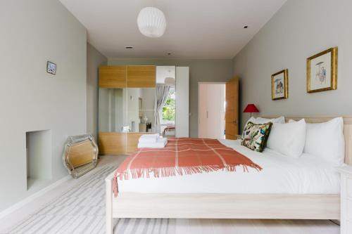 Luxury 3BDR Home with Terrace in West London - image 14