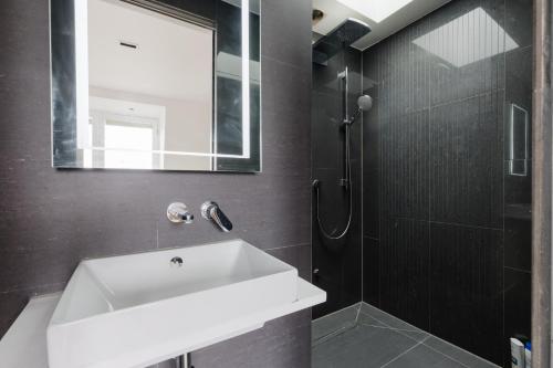 Luxury 3BDR Home with Terrace in West London - image 6