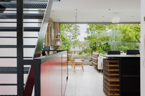 Luxury 3BDR Home with Terrace in West London - image 2