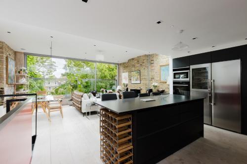 Luxury 3BDR Home with Terrace in West London - main image