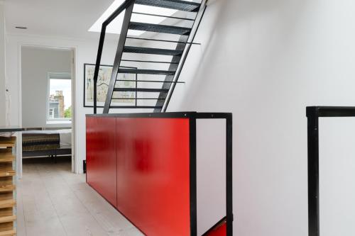 Luxury 3BDR Home with Terrace in West London - image 10