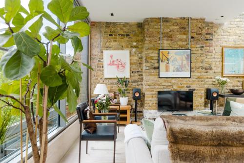 Luxury 3BDR Home with Terrace in West London - image 9