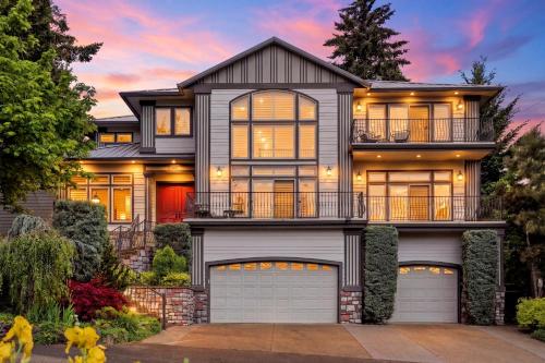Luxury Family Estate Near PDX, Theater, Sauna & Game Room – khách sạn tại West Mt. Scott